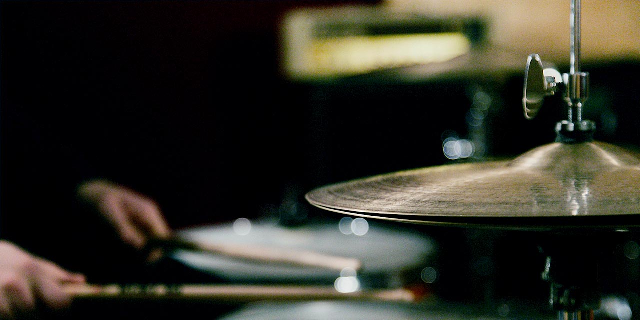 batteur jouant de la batterie pendant un cours de batterie